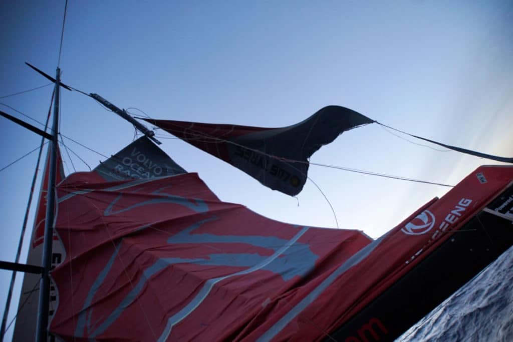 Dongfeng Race Team broke its mast