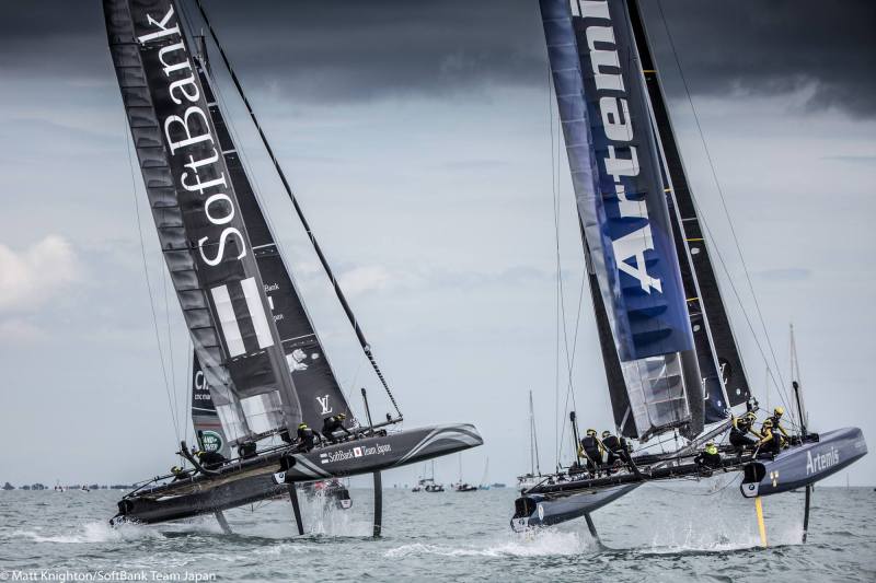 Softbank Team Japan (left) and Artemis Racing (right).