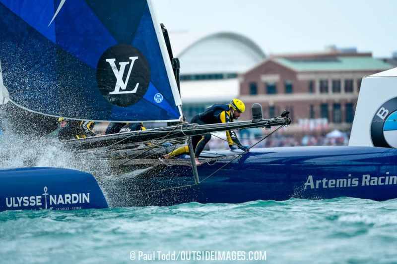 Chicago, Illinois (USA)  images of  THE LOUIS VUITTON AMERICA'S CUP WORLD SERIES sailed on Lake Michigan. Sunday the windy city of Chicago has lived up to it's name for the last day of racing. Northeast winds, cooler and stronger provides exciting racing for all the teams and spectators just off Navy Pier.©Paul Todd/OUTSIDEIMAGES.COMOUTSIDE IMAGES PHOTO AGENCY