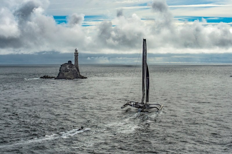 Spindrift 2 rounds Fastnet Rock.