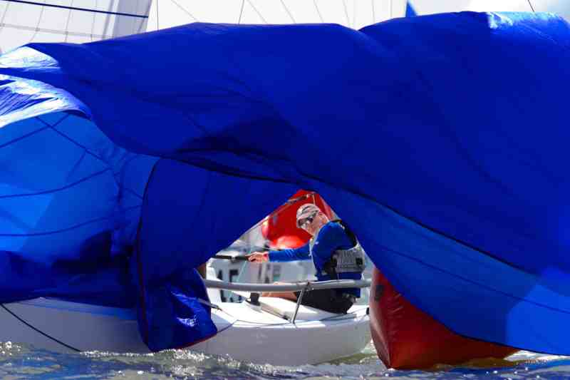 Spinnaker douse