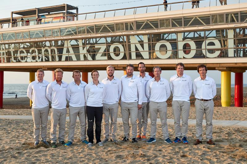 17_007477 © Thierry Martinez / team AkzoNobel / AkzoNobel SCHEVENINGEN – THE NETHERLANDS .3 May 2017.
Nicolai Sehested, Ed van Lierde, Jules Salter, Annemieke Bes, Brad Farrand, Simeon Tienpont, Bryce Rautenberg, Brad Jackson, Joca Signori & Chunny Be Team Azkonobel