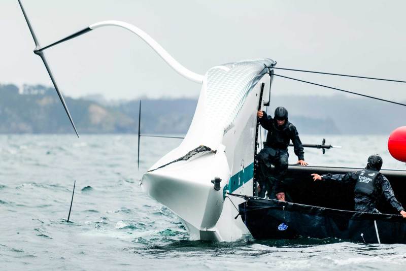 221121_ETNZ_LEQ12_D4_261 Sailboat recovery